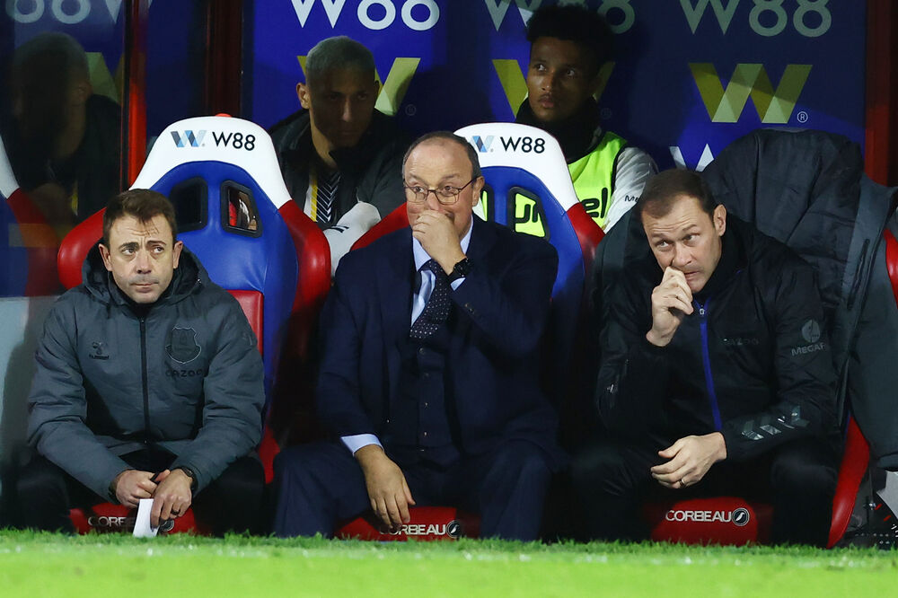 Rafael Benitez (u sredini) kao trener Evertona