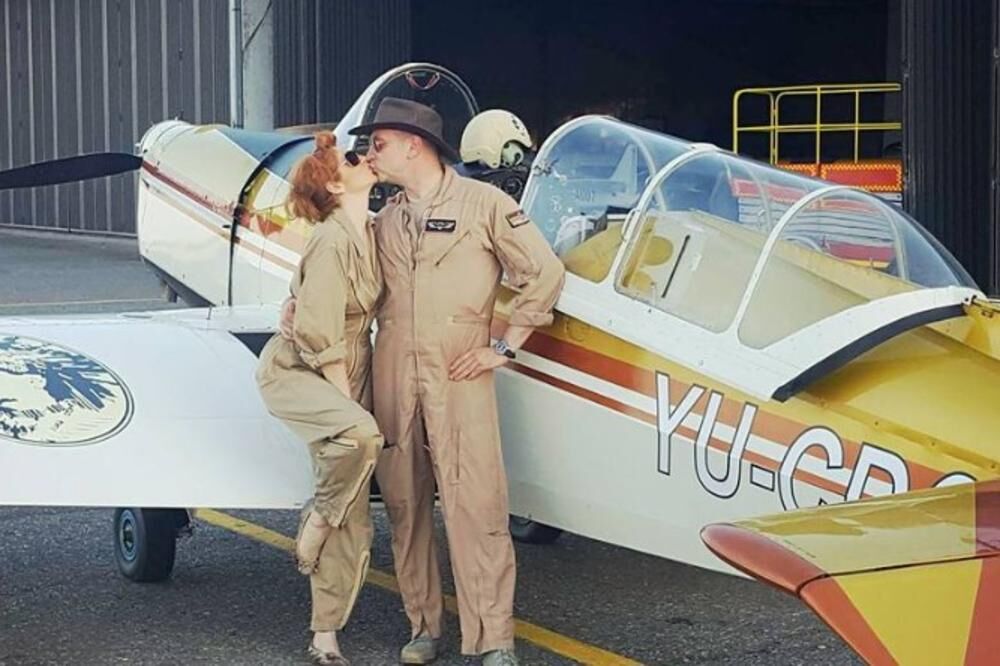 Aleksandra Ivanović sa pilotom koji je tragično nastradao
