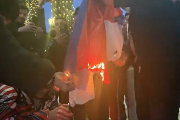 ALBANSKA POLICIJA UHAPSILA 2 OSOBE: Sumnjiče se da su zapalili SRPSKU zastavu tokom današnjih protesta