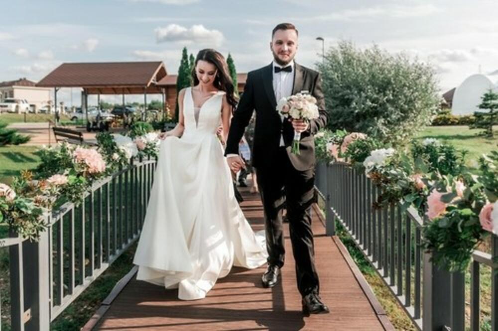 "UVEK ĆU SE TEBI POKORAVATI": Mlada na venčanju pala na kolena ISPRED MUŽA i šokirala sve, kamera zabaležila