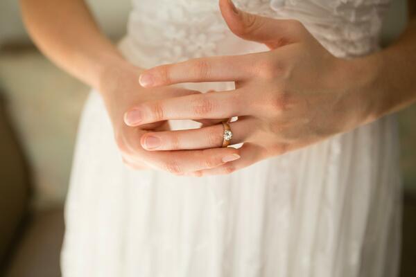 LEGENDA ODAJE: Evo zašto se verenički prsten nosi baš na četvrtom prstu leve ruke, SRBI OVO NE ZNAJU