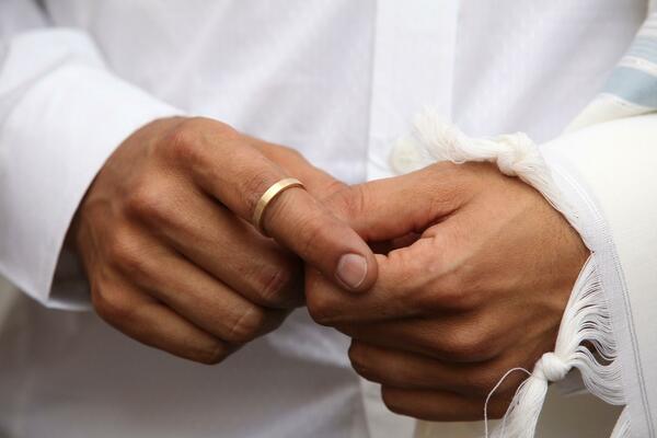 KAKVA JE OVO TORTURA? POZNATI GLUMAC SE OŽENIO U TAJNOSTI: Gosti morali da potpisuju UGOVOR pre venčanja