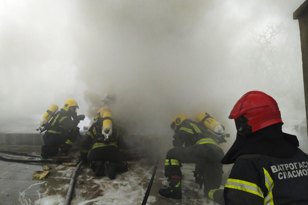 POŽAR NA INSTITUTU ZA ORTOPEDIJU "BANJICA": Vatrogasci se bore sa BUKTINJOM