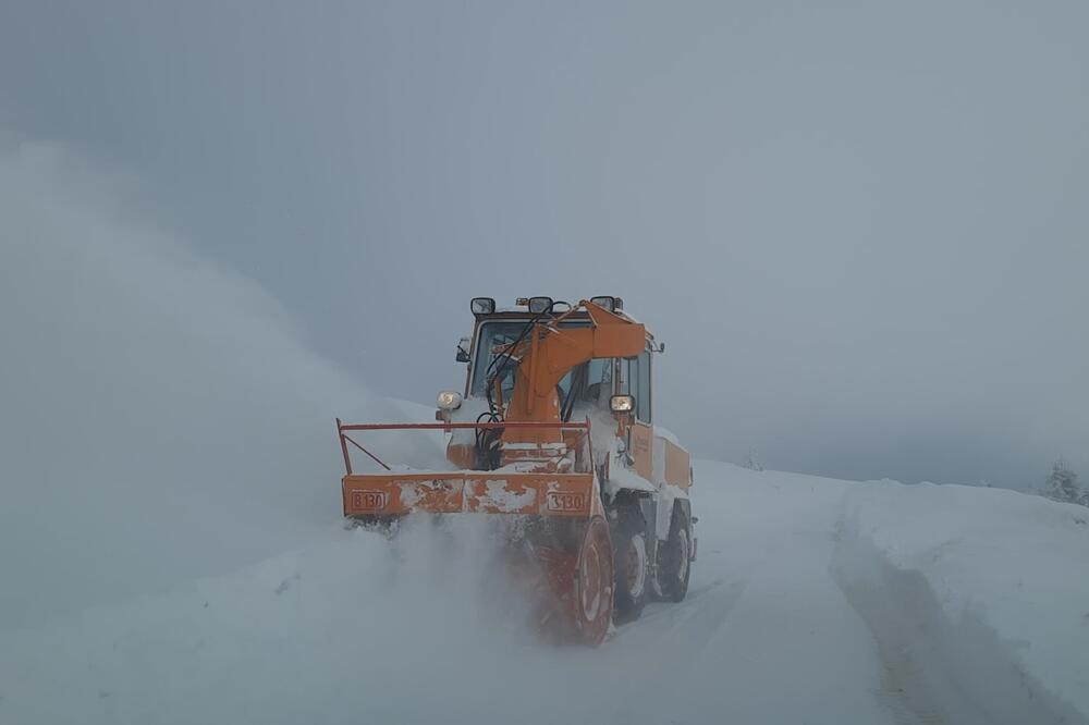 ZAVEJALO NA ZLATIBORU: Preko noći palo 15cm snega, kamioni satima čiste puteve!