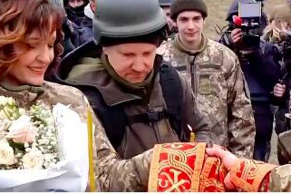LJUBAV U JEKU HAOSA: Dvoje rezervista, mladi momak i devojka, se VENČALI na kontrolnom punktu u Kijevu ! (VIDEO)