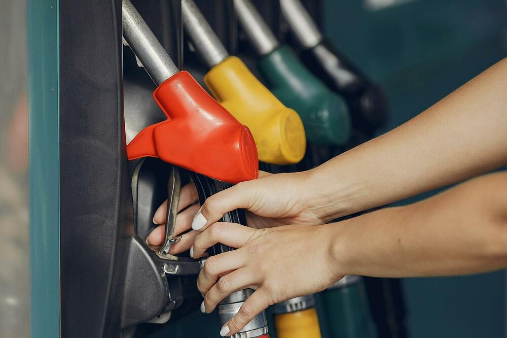 PUTUJETE U GRČKU AUTOMOBILOM? Evo gde treba da sipate gorivo: Razlika po litru i do 140 dinara!