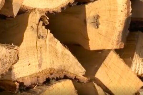 CENA OGREVA OTIŠLA U NEBESA: Paleta drva sa 90 porasla na 120 evra!