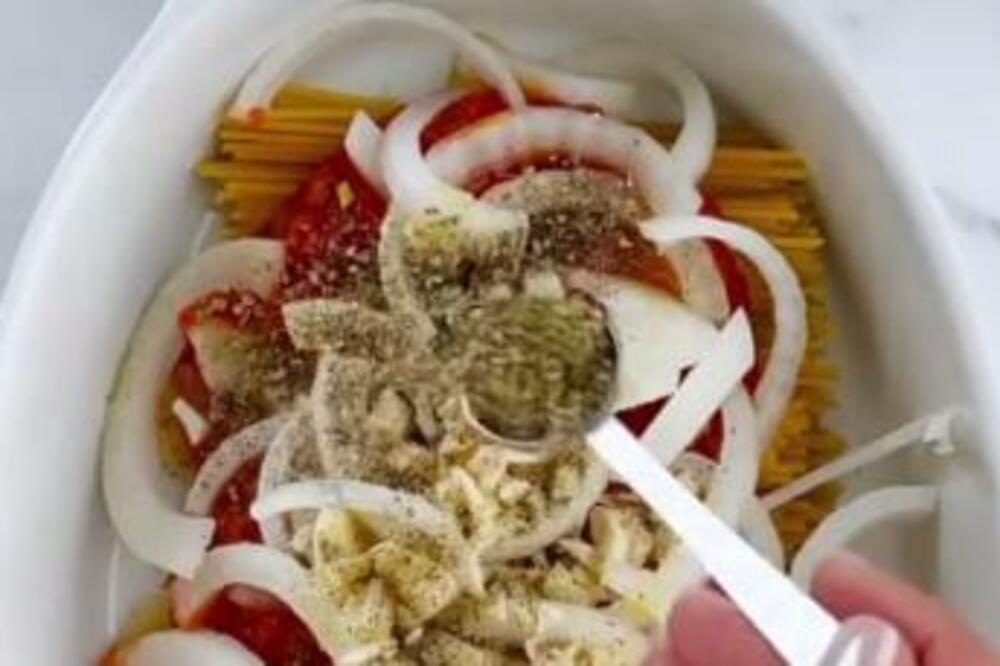 RECEPT KOJI JE RAZBESNEO FEJSBUK I ITALIJANE: Špagete SU SE NAŠLE NA UDARU (VIDEO)