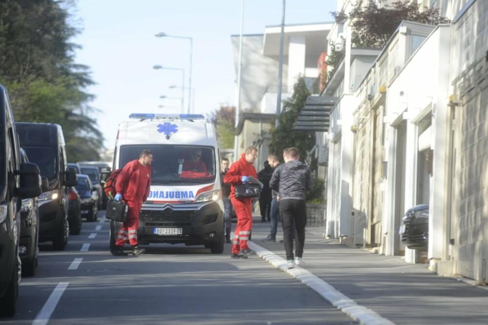 MASOVNA MAKLJAŽA KOD STADIONA BSK U BORČI: Mladić teško povređen, prevezen u crvenu zonu Urgentnog!