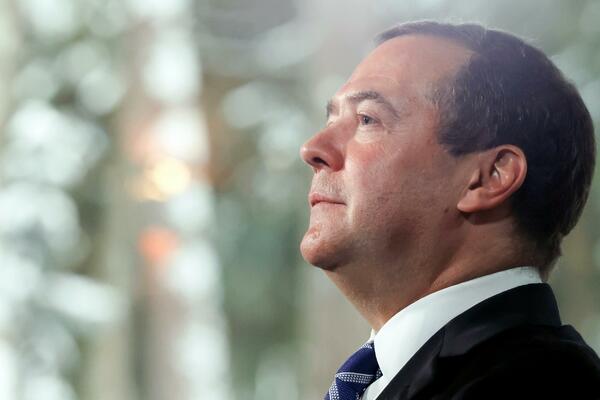 "SLOMIĆE SE PRE NAS": Medvedev poslao SNAŽNU poruku, ovo se KRIJE iza Američkog paketa pomoći Ukrajini?