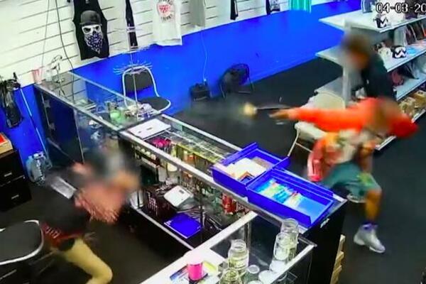 PUCNJAVA U KALIFORNIJI: Ubijen RAZBOJNIK tokom pljačke prodavnice MARIHUANE, radnik prostreljen kroz LICE! (VIDEO)
