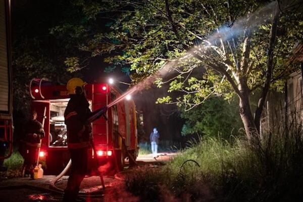 CRN NIZ NESREĆA U SRBIJI SE NASTAVLJA: Zapalila se porodična kuća u Kruševcu