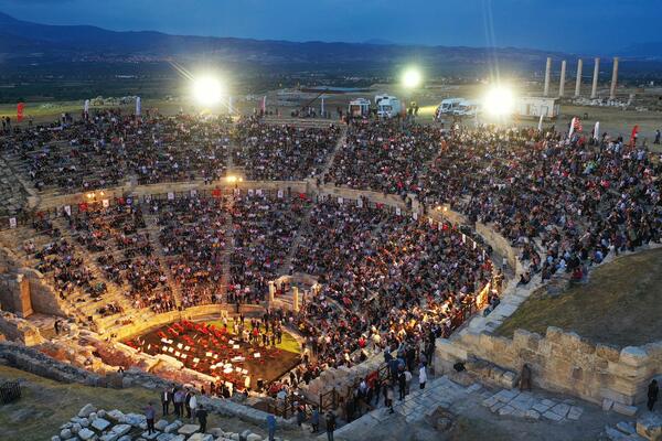U drevnom laodikijskom pozorištu u Turskoj izvedena prva predstava nakon 1690 godina! (FOTO)