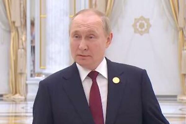 OŽENI ME, SAD ME OŽENI: Devojka iz mase vrisnula Putinu u lice, POSTOJI I video snimak, gledajte njegovu reakciju