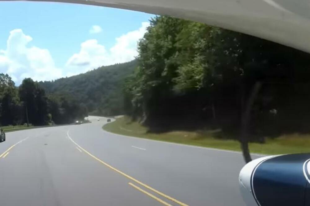 SLETEO AVIONOM NASRED AUTO-PUTA: Pogledajte ovaj MANEVAR, vozači PRESTRAVLJENI! (VIDEO)