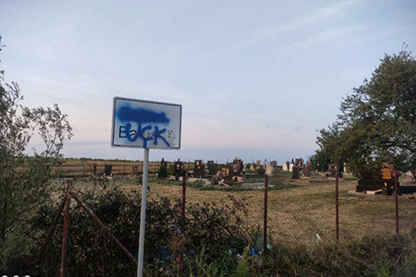 JOŠ JEDAN UŽAS NA KOSMETU: Preko natpisa za selo Batuse napisali UČK, narod prestrašen (FOTO)