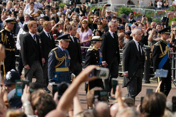 "SRCE MU JE BILO SLOMLJENO": Princ Hari PONIŽEN tokom bdenja za kraljicu, pogledajte samo šta se DESILO!