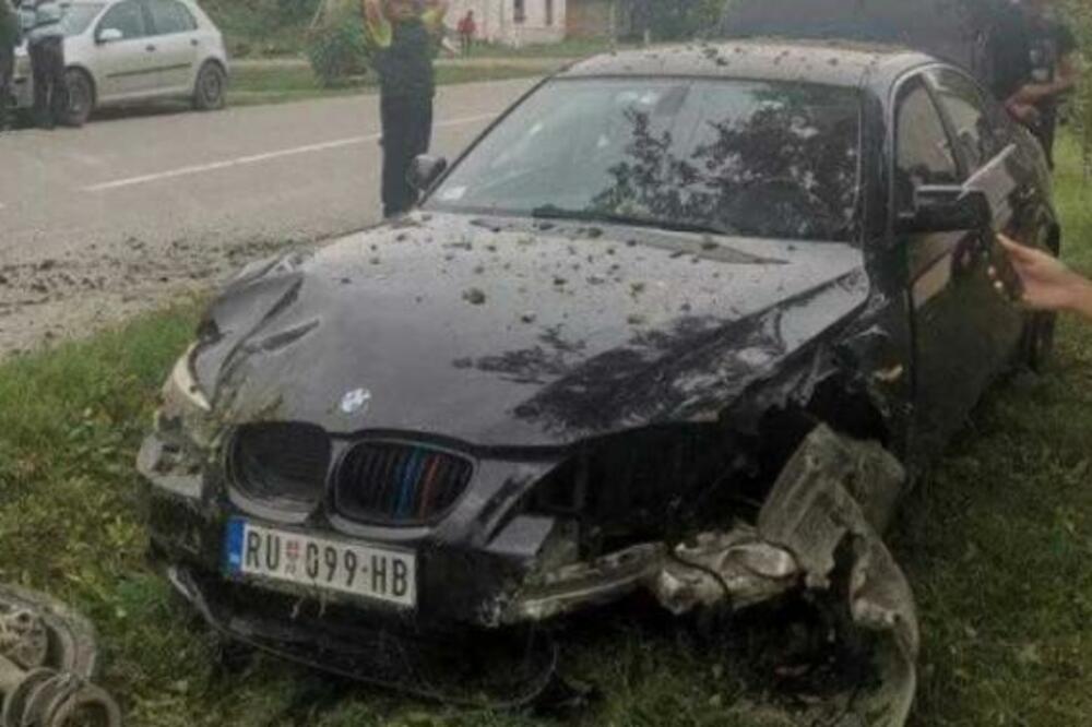 TEŠKA NESREĆA KOD ŠIMANOVACA: BWM-om sleteo sa puta, automobil potpuno uništen (FOTO)