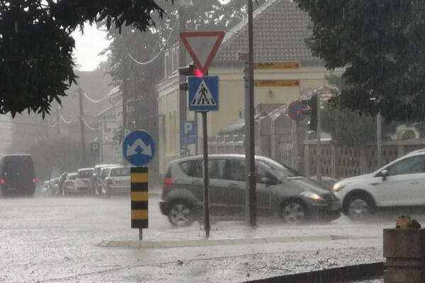 DRAMATIČNI SNIMCI SA SEVERA SRBIJE: Nakon snažne oluje, stvorile se REKE na ulicama (VIDEO)