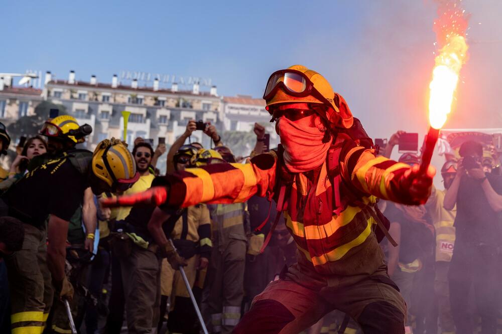 PROTESTI U MADRIDU: Oko 2.000 vatrogasaca se okupilo na ulicama! (FOTO)