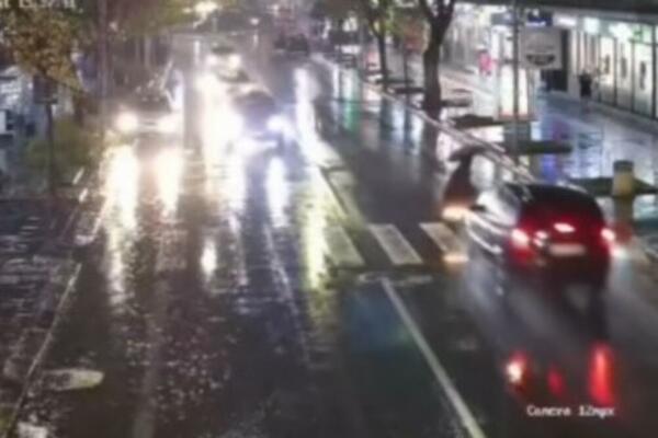 UZNEMIRUJUĆI SNIMAK NESREĆE U KRUŠEVCU: Žena prelazi ulicu na pešačkom, a onda nailazi auto i nastaje HOROR (VIDEO)