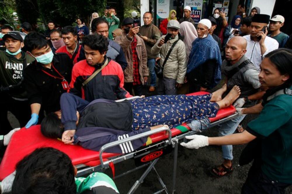 NAJMANJE 56 OSOBA STRADALO U DANAŠNJEM POTRESU U INDONEZIJI: Spasioci pokušavaju da dođu do ZAROBLJENIH!