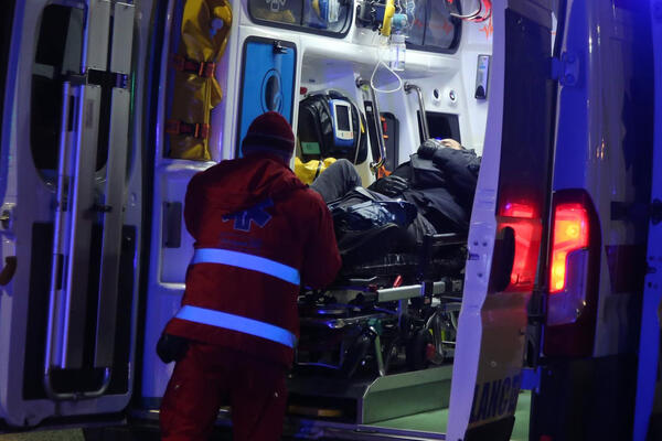 TEŠKA NESREĆA KOD MLADENOVCA, SUDARILA SE 4 VOZILA: Šestoro ljudi povređeno (FOTO)