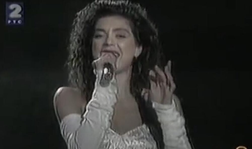 Godine 1992. izvodila je numeru 'Ljubim te pesmama'