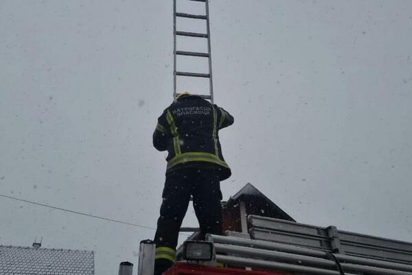 "TO BI NAS SVE SPALILO, DUVA JAK VETAR": Zapalila se GARAŽA u Pančevu, vatrogasci odmah reagovali!