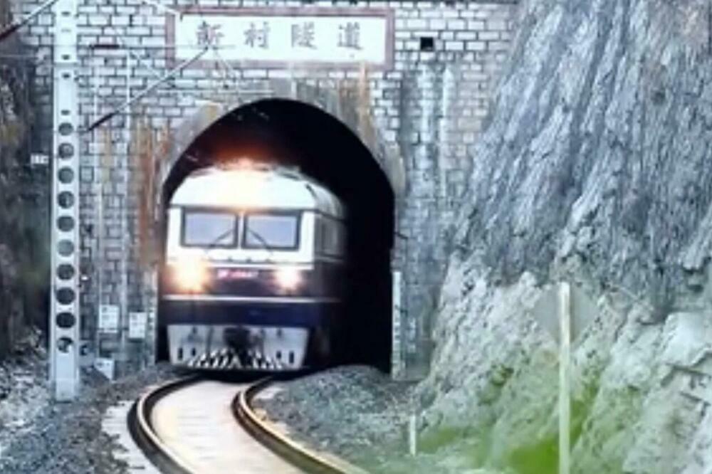 Spori šandunški voz br. 7053: Ima četiri vagona, zaustavlja se na 24 stanice (VIDEO)