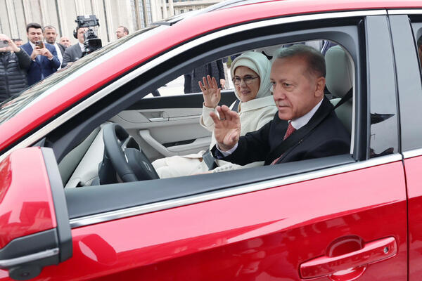 ERDOGAN POPUT TITA! Provozao se u PRVOM turskom automobilu! Kad vidite KAKVA ZVER je to, OTPAŠĆE VAM VILICA (FOTO)