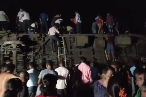 NEVIĐENA TRAGEDIJA U INDIJI: Nakon SUDARA vozova, još uvek BROJE ŽRTVE! Spasioci izvukli 19 TELA