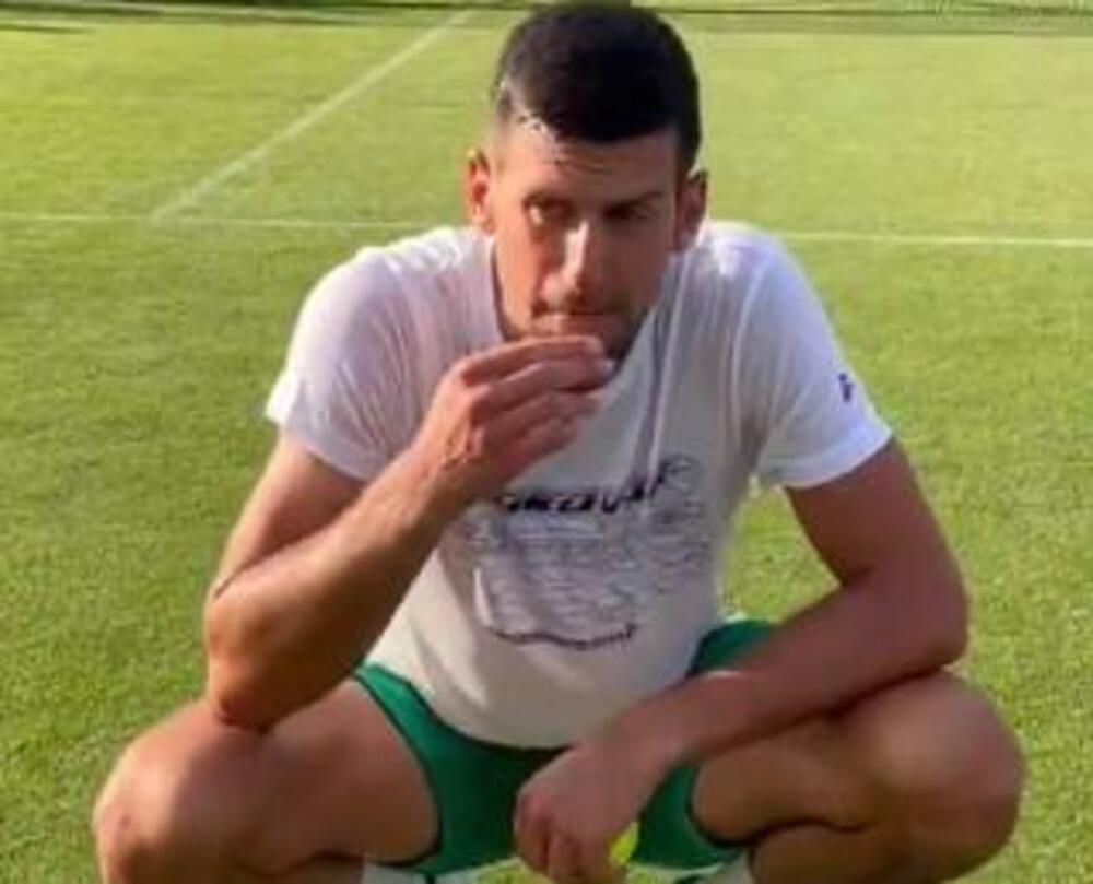 Novak Đoković jede travu