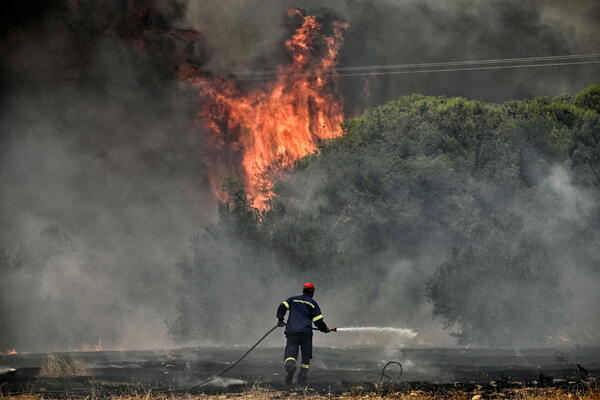 DRAMATIČNA SITUACIJA ŠIROM GRČKE: Od jutros izbio čak 71 požar, šest regiona u pripravnosti