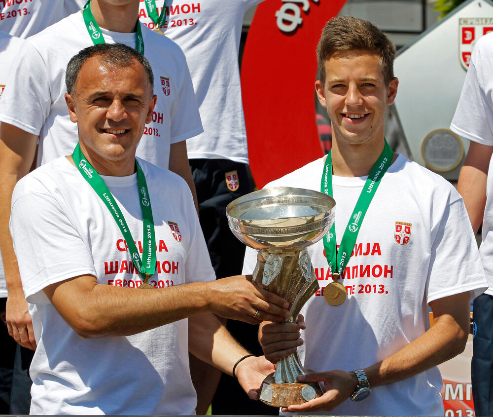 Selektor Ljubinko Drulović i kapiten Marko Pavlovski sa peharom prvaka Evrope 2013.  godine