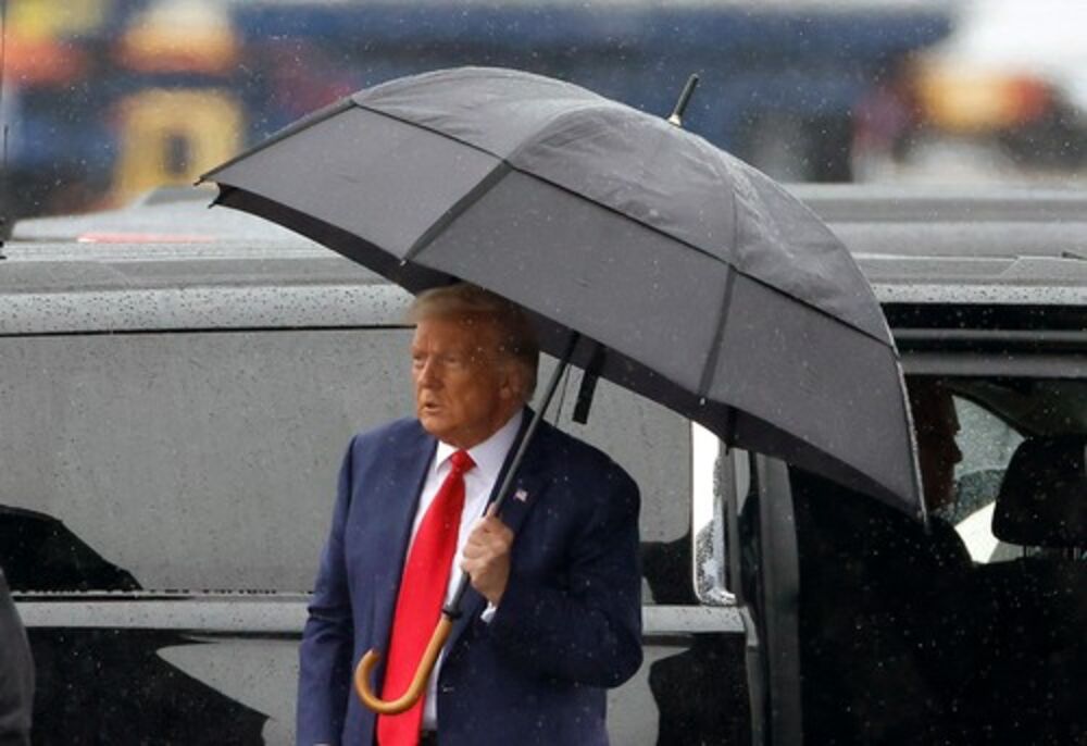 Donal Tramp sa kišobranom