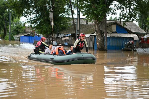 KLIZIŠTA UNIŠTILA PUTEVE I SRUŠILA MOSTOVE: Poplave na jugu Kine traju već sedmi dan, VODA DUBOKA 2 METRA (VIDEO)