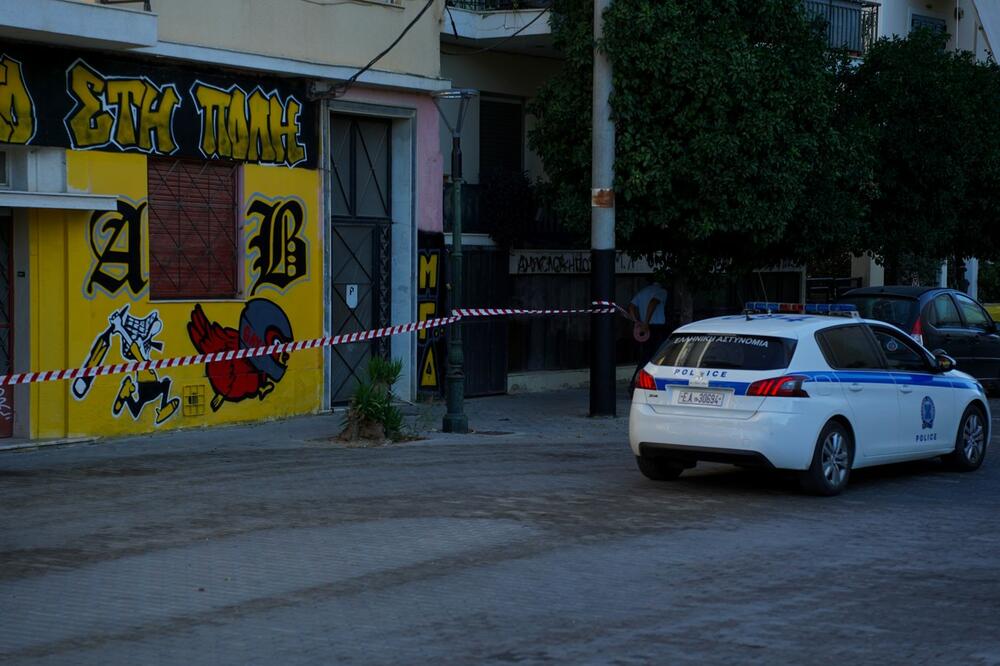 Policijska kola ispred jednog grafita navijača AEK-a u Atini