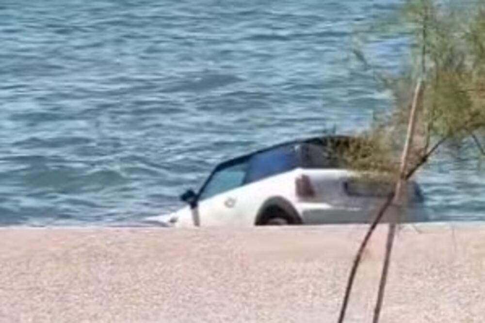 DRAMATIČNA SCENA NA HALKIDIKIJU: Automobil upao u more, turiste UPLAŠIO PRIZOR (VIDEO)
