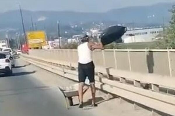 STIGLA GA PRAVDA: Kažnjen Čačanin koji je sa mosta bacio smeće u Zapadnu Moravu (VIDEO)