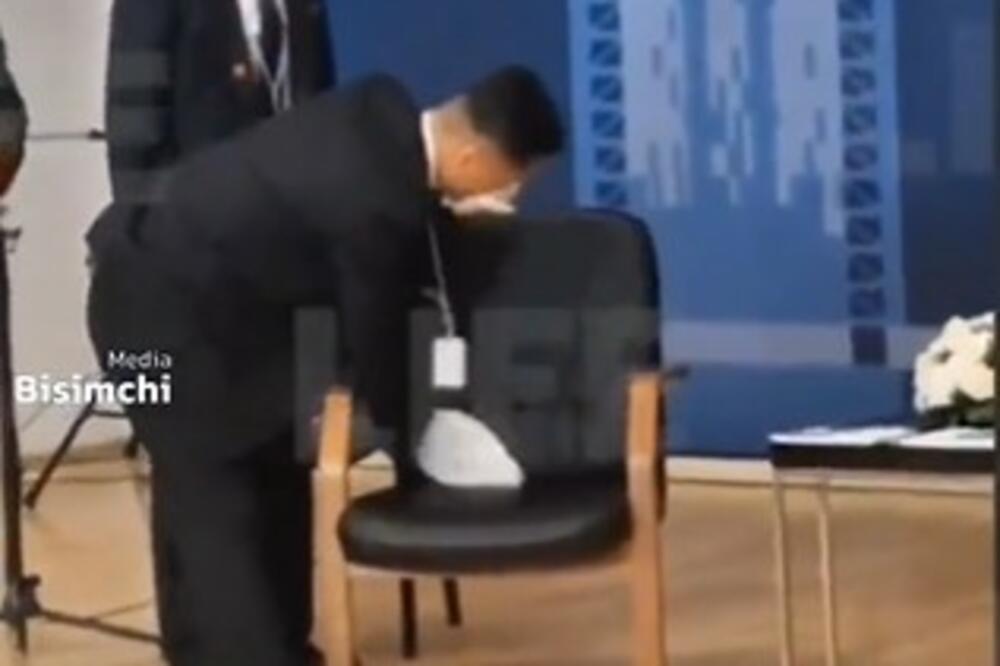 SNIMAK TELOHRANITELJA KIM DŽONG UNA ŠOKIRAO SVE: Kleknuo ispred Putinove stolice, pa počeo da radi OVO (VIDEO)