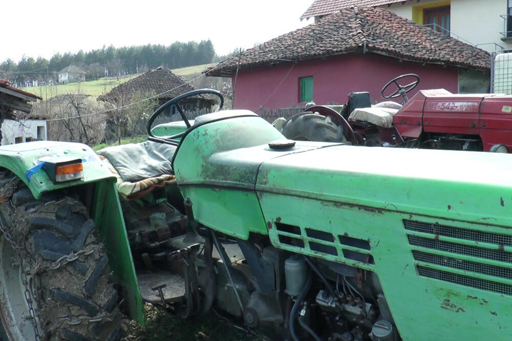 ZASTRAŠUJUĆA SAOBRAĆAJNA NESREĆA U SELU LIPNICA: Prevrnuo se traktor, muškarac PREVEZEN U BOLNICU (FOTO)