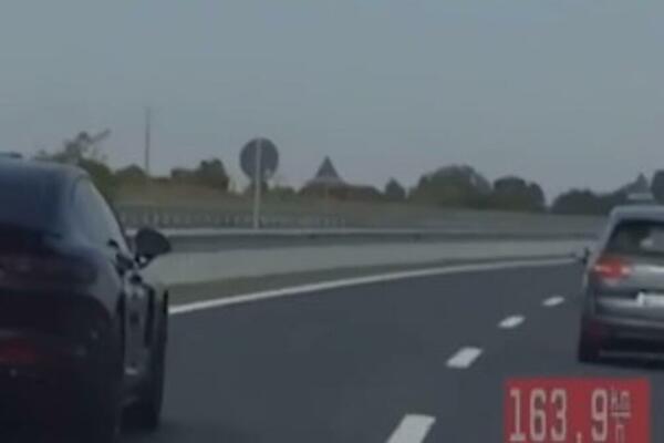 PORŠE LETEO PO AUTOPUTU: Divljao briznom 227 km/h, a u kolima su bili ONI (VIDEO)