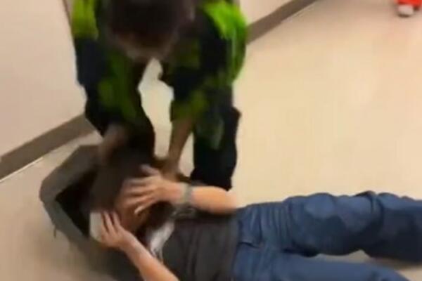 SNIMAK BRUTALNOG NASILJA U ŠKOLI: Maltretirao drugaricu, krvnički je čupao za kosu, pa bacio na pod! (VIDEO)