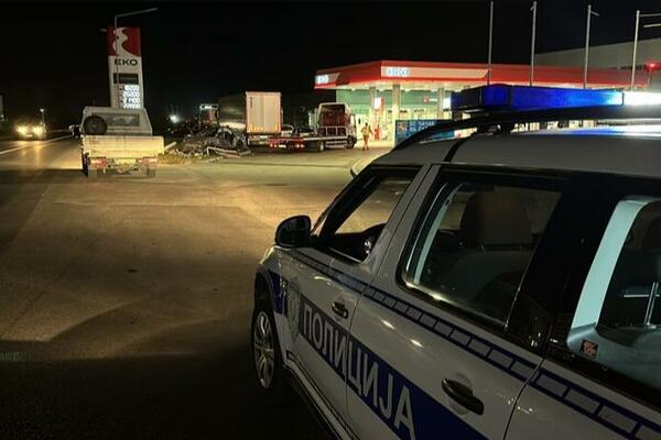 SAOBRAĆAJKA KOD SMEDEREVA: Sudarila se 2 automobila, jedan se "nasadio" na bankinu (FOTO)