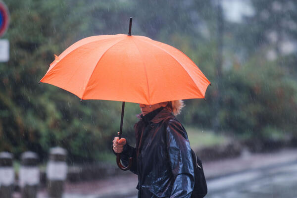 DANAS SUVO I OBLAČNO SA JAKIM UDARIMA VETRA: Kiša se očekuje samo u ovim delovima zemlje