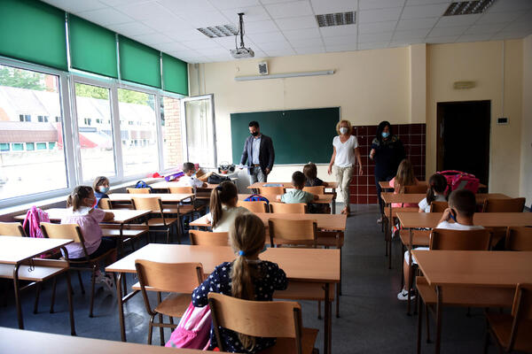 "BUKVALNO CVILI OD UMORA": Dete u prvom razredu provodi 10 sati u školi u Sopotu, roditelji zabrinuti