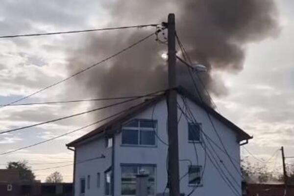 BUKNUO POŽAR U KUĆI U ŽELEZNIKU: Crni dim KULJA iz krova (VIDEO)
