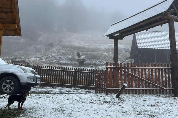 ZABELELO SE JOŠ JEDNO MESTO U SRBIJI! Sneg napadao kao da je JANUAR, na mrežama osvanuo NEVEROVATAN PRIZOR! (FOTO)