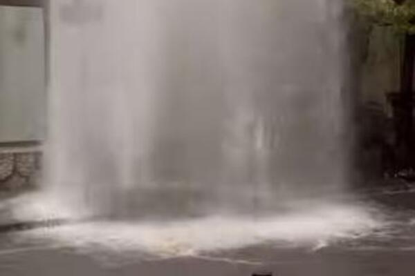 OGROMAN "GEJZIR" SE STVORIO NA VRAČARU: Neko je udario u hidrant, POBEGAO i napravio HAOS (VIDEO)